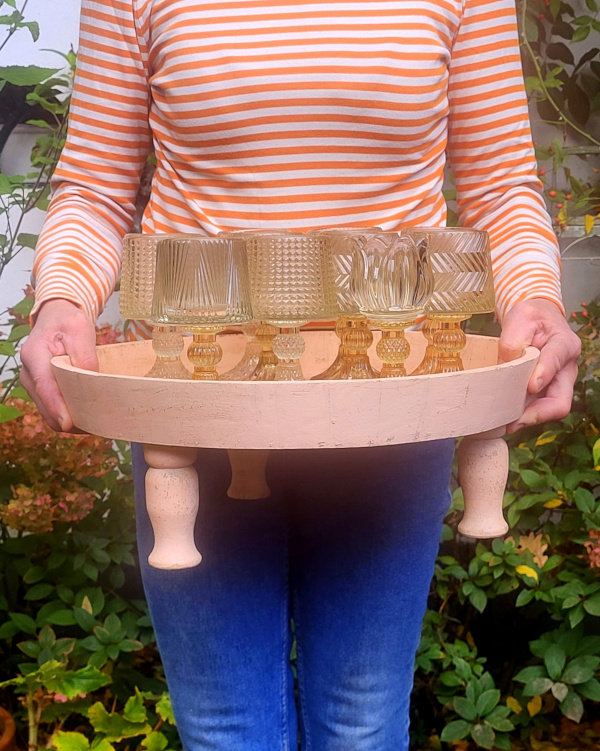 Zalmkleurig dienblad op pootjes.