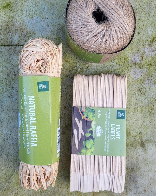 Bindmateriaal en houten stekers